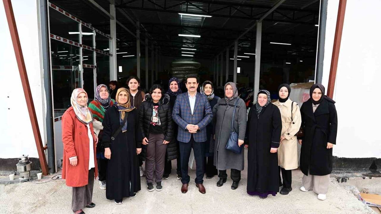 Battalgazi Belediye Başkanı Bayram Taşkın, Lojistik Depodaki yardım tasnifine eşlik etti