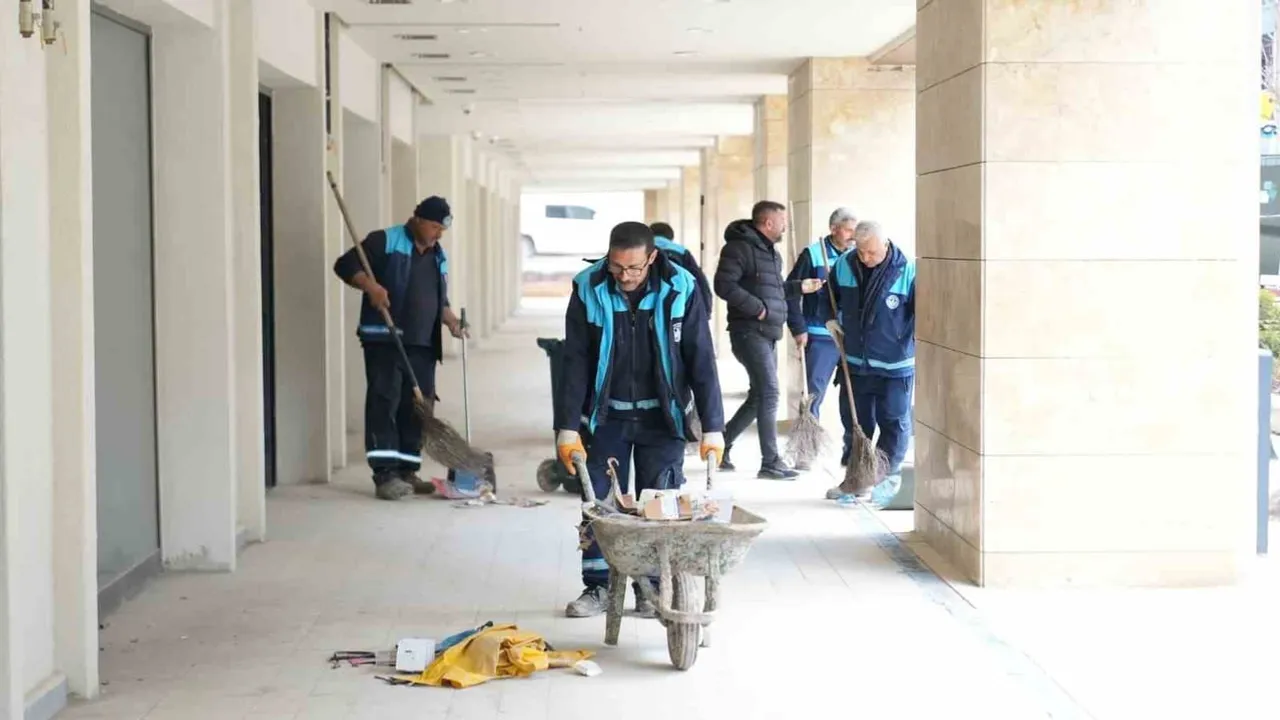 Battalgazi Belediyesi, Akpınar Çarşısı'nda Teslim Öncesi Temizlik Çalışmaları Başlattı