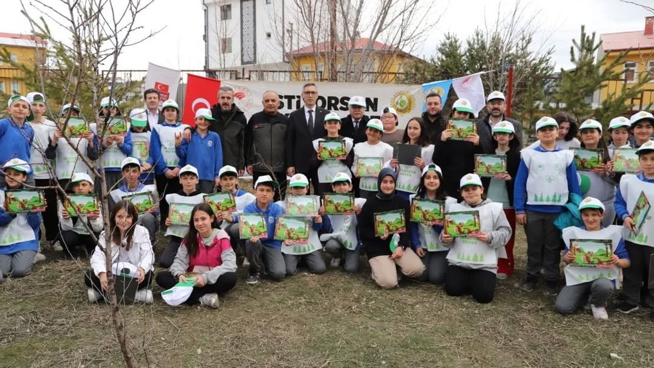 Bayburt'ta Orman Haftası: Öğrenciler Hoca Ahmet Yesevi İlkokulu'nda Fidan Dikti