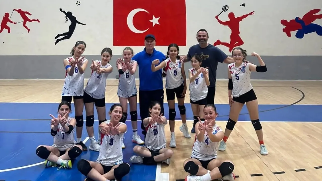 Behiye Hanım Ortaokulu Küçük Kızlar Voleybol Takımı Türkiye Finallerine Yükseldi
