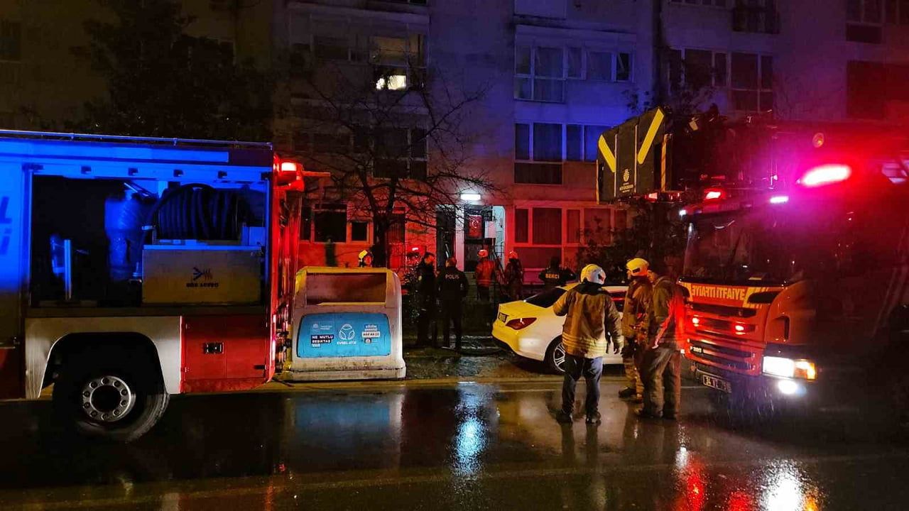 Beşiktaş’ta daire yangını: Zeytinoğlu Caddesi'nde 2 kişi dumandan etkilendi