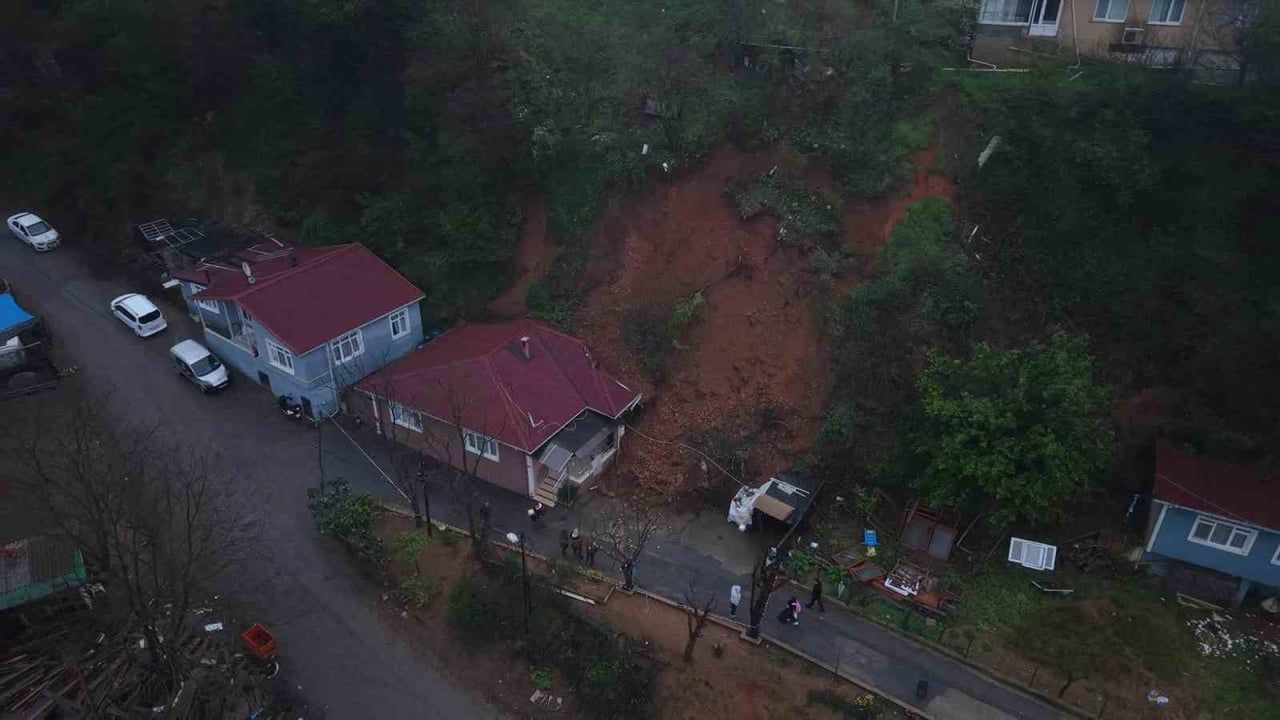 Beykoz Tokatköy'de Toprak Kayması: Tek Katlı Ev ve Park Halindeki Otomobil Hasar Gördü