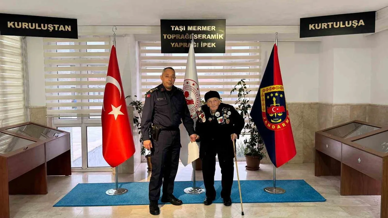 Bilecik İl Jandarma Komutanı Ali Vanlı, 91 yaşındaki şehit babası Osman Bayır'ı makamında karşıladı