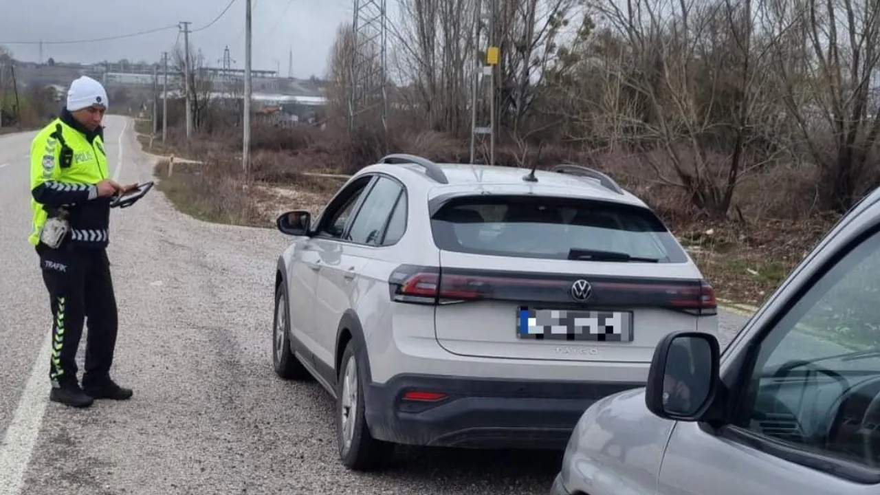 Bilecik Pazaryeri'nde Trafik Denetimleri Sürücü Güvenliğini Hedefliyor