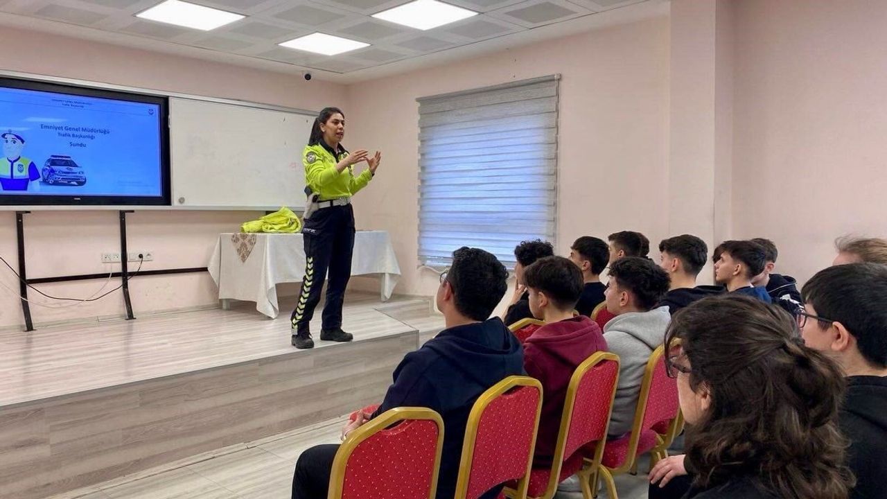 Bilecik’te Ertuğrulgazi Lisesi öğrencilerine Trafik Dedektifleri kapsamında trafik bilinci eğitimi verildi