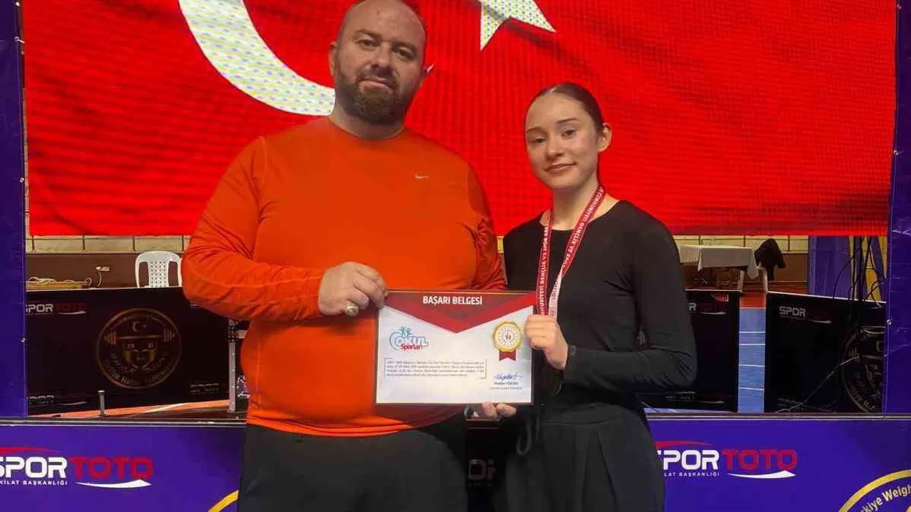 Bilecikli Beyzanur Öztürk, Genç Bayanlar Türkiye Şampiyonası 48 kg'de ikincilik elde etti