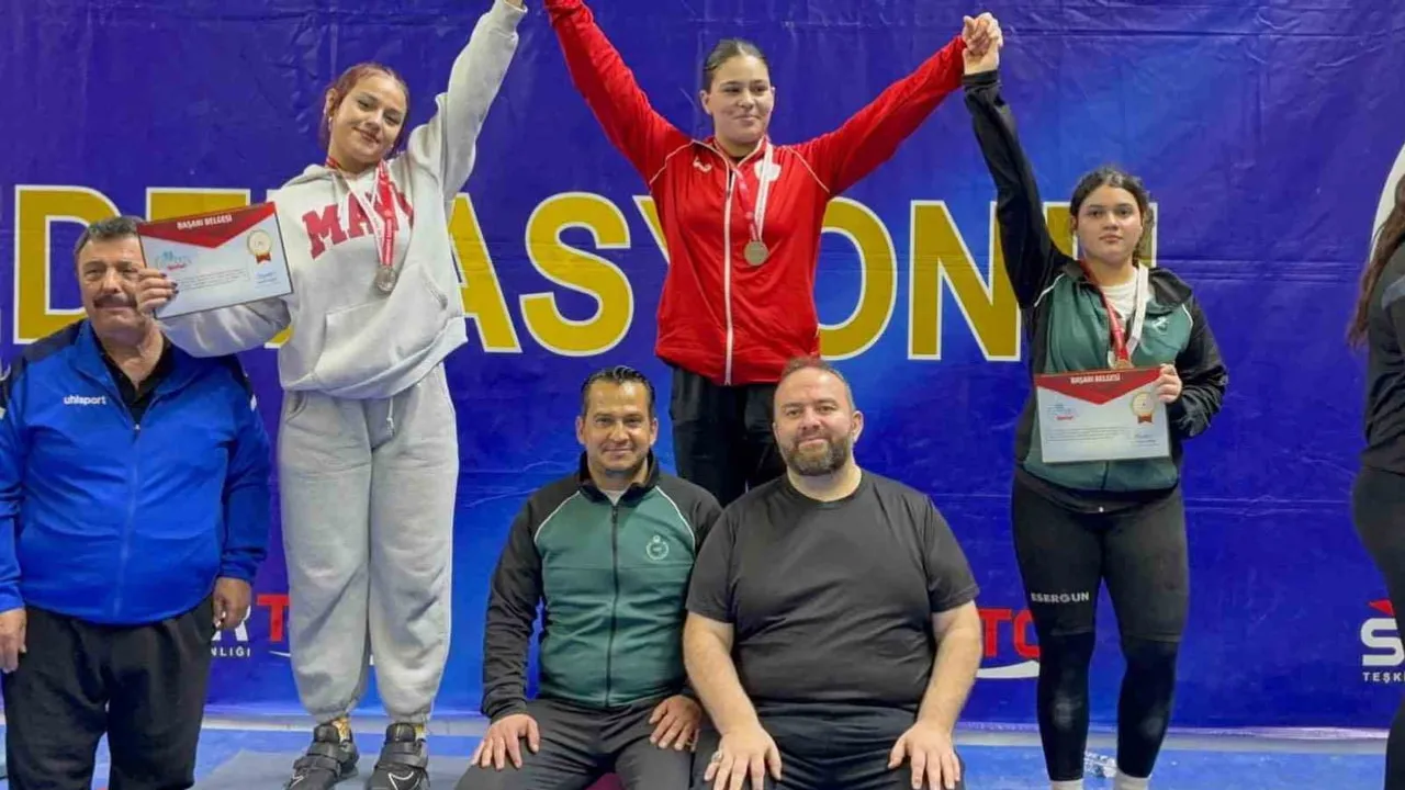 Bilecikli halterci Belgin Gökçe Araz Okul Sporları'nda Türkiye 2'ncisi oldu