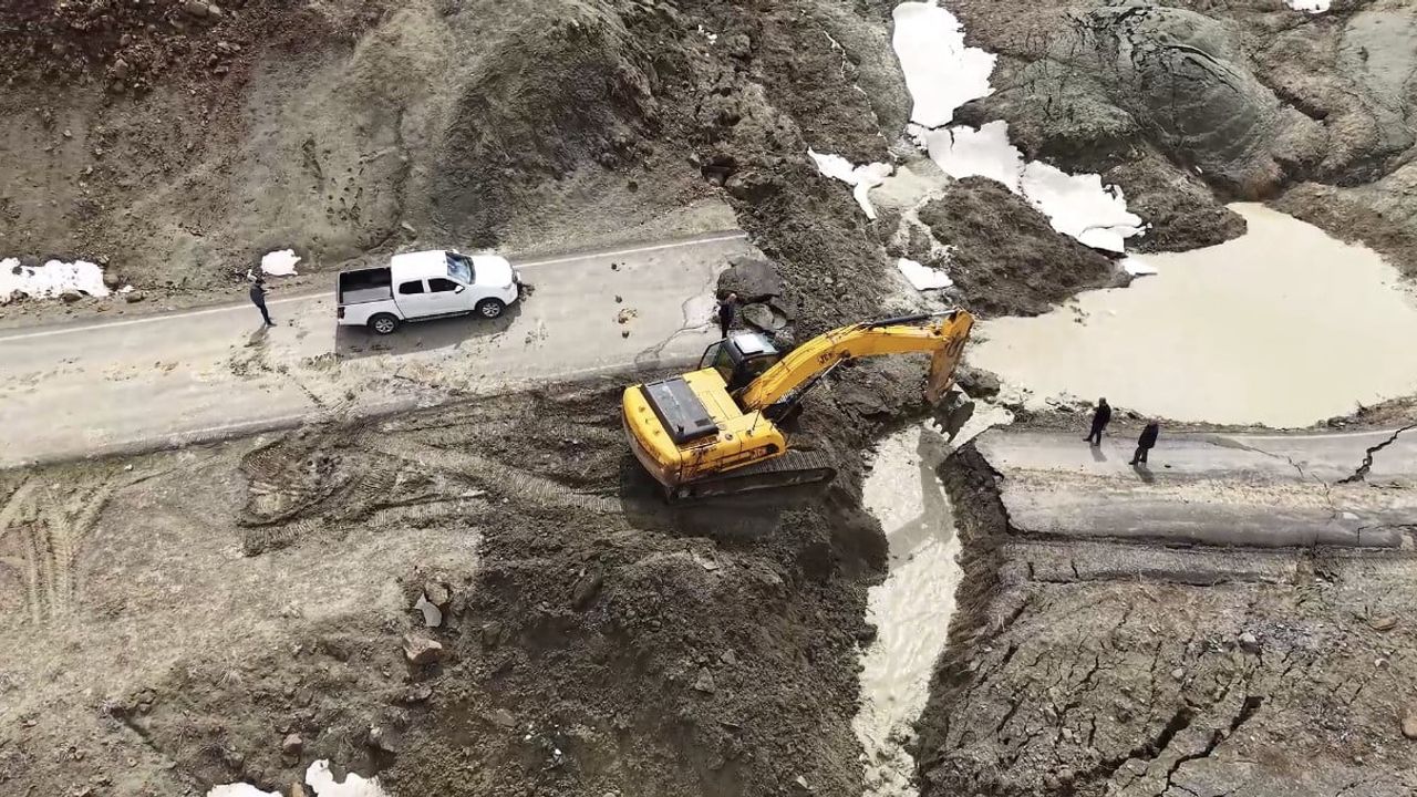 Bingöl'de Yelesen grup yolunda heyelan; İl Özel İdaresi ekipleri müdahale ediyor