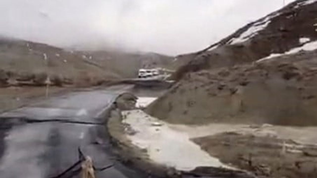 Bingöl'de Yelesen köyü grup yolunda toprak kayması: Ulaşım durdu