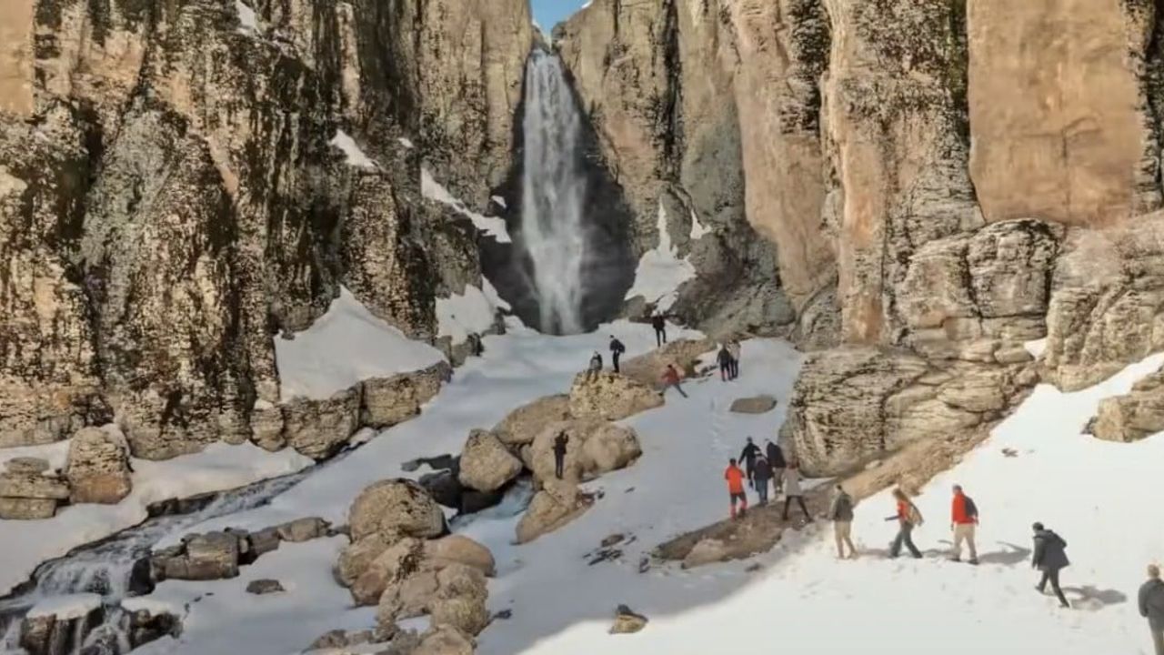 Bingöl'ün Çır Şelalesi kar erimesiyle coştu: Ziyaretçilere açıldı
