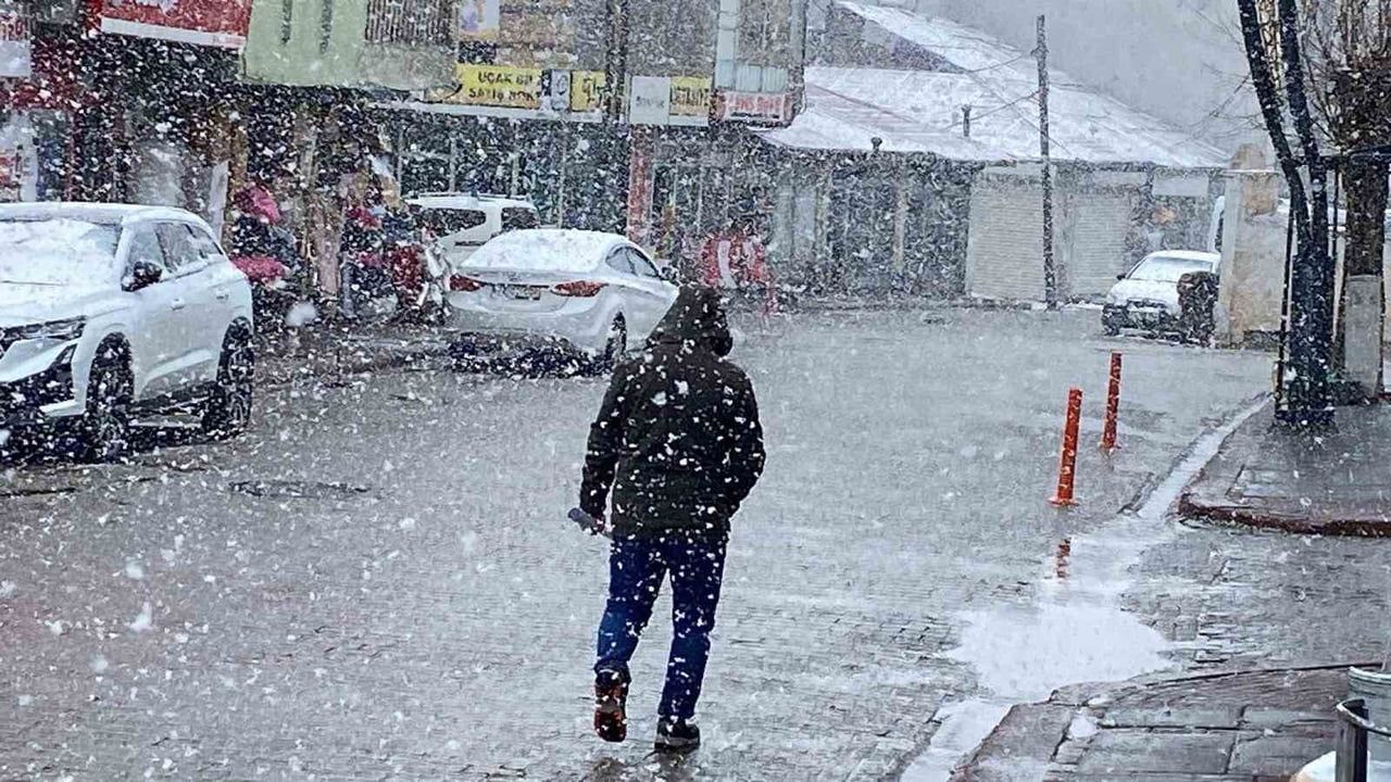Bingöl'ün Karlıova İlçesinde Mart Sonunda Kar Yağışı Yeniden Etkili Oldu