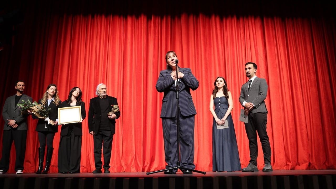 Binnur Kaya, İsmail Dümbüllü Ödülü'nü Müjdat Gezen'den Aldı