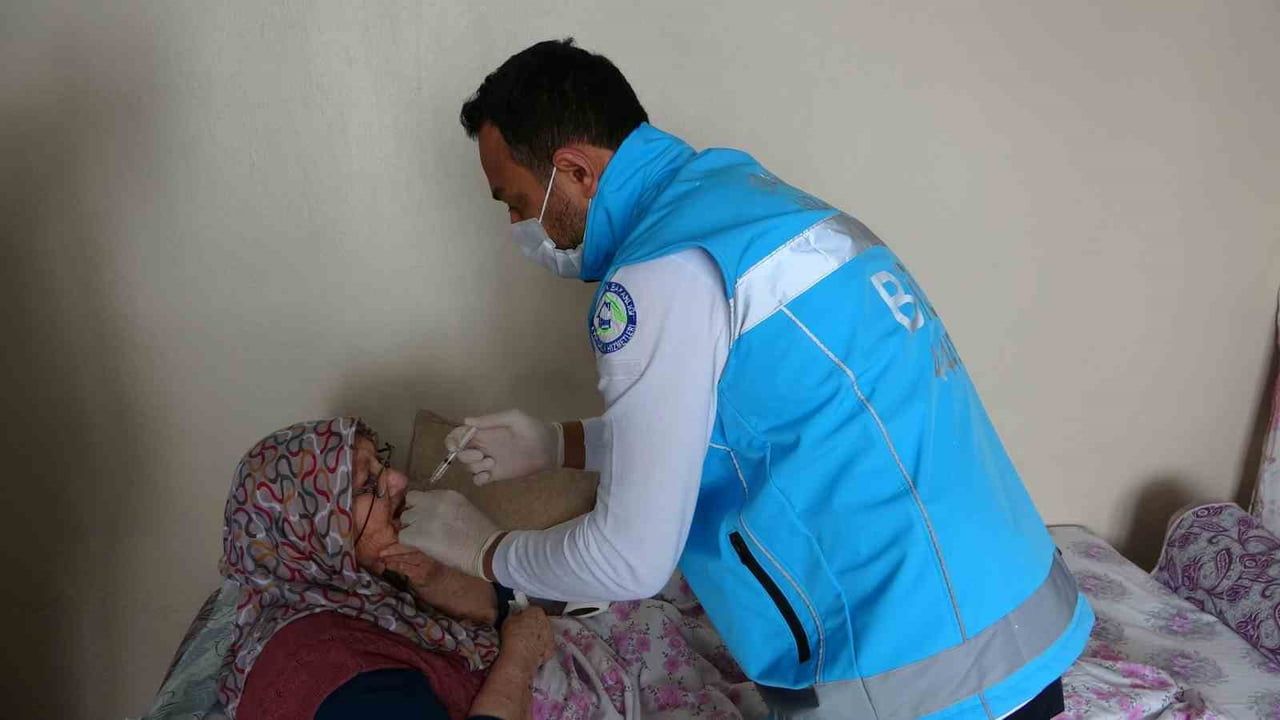 Bitlis'te 81 yaşındaki yatalak Saniye Albayrak'a evde diş tedavisi