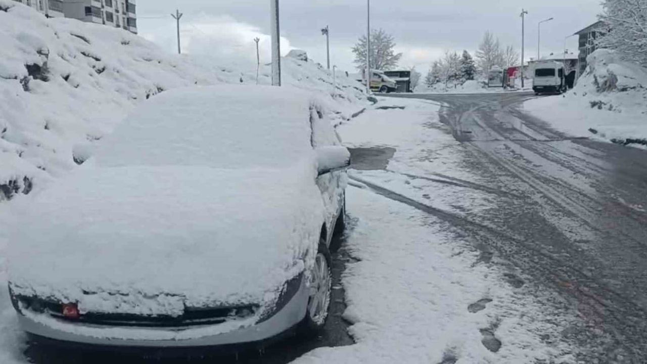 Bitlis’te mart ayı sonunda kar yağışı: yerde 70 cm, gece ölçümü kent merkezinde 5 cm