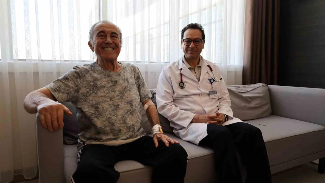 Böbrek nakilli 76 yaşındaki hastanın 2 cm safra taşı kolanjioskopi ile endoskopik olarak çıkarıldı