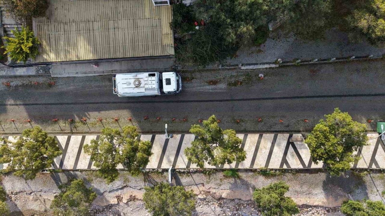 Bodrum Belediyesi plajları yaza hazırlıyor: Kumbahçe'de sezon öncesi düzenleme başladı