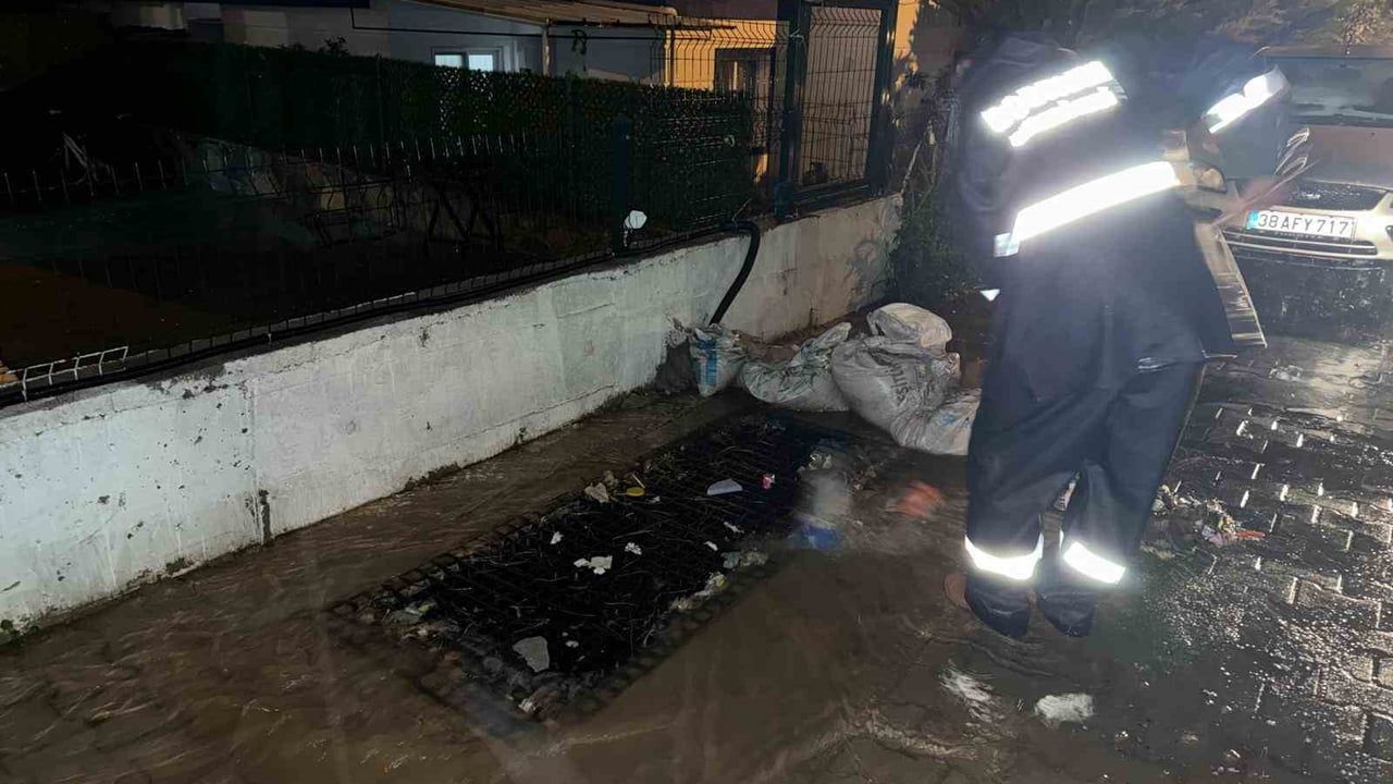 Bodrum’da sağanak: metrekareye 50 kilogram yağış, 6 yapıda su baskını