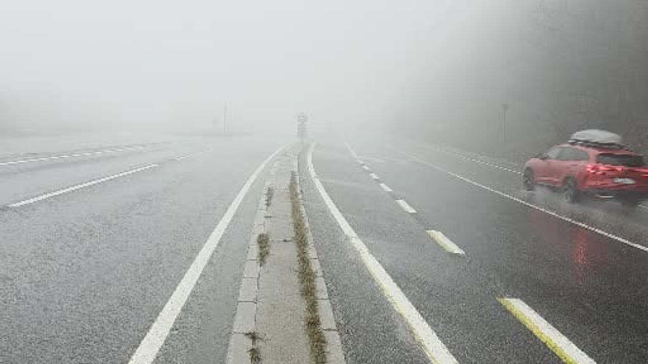 Bolu Dağı'nda Yoğun Sis ve Yağış D-100 Karayolu'nda Ulaşımı Etkiledi