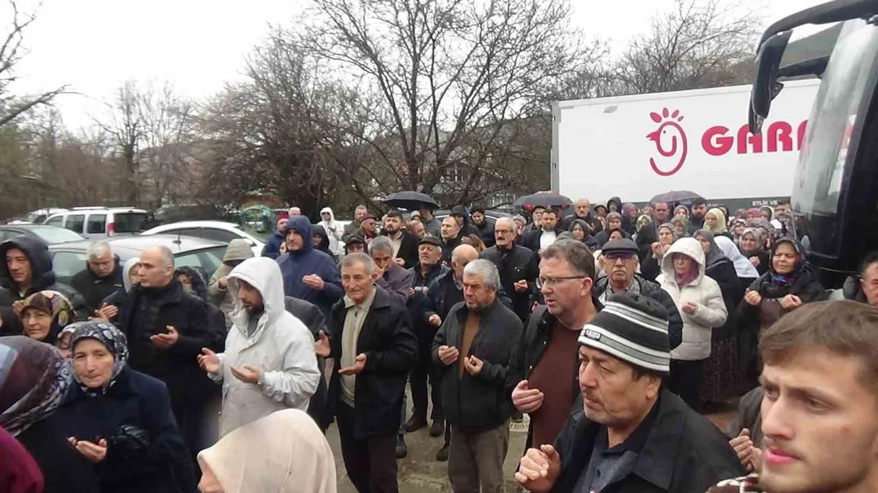 Bolu Mudurnu'da 37 kişilik umre kafilesi dualarla kutsal topraklara uğurlandı