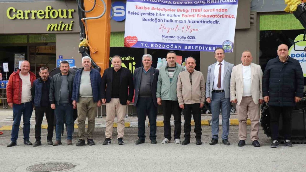 Bozdoğan Belediyesi'ne TBB'den 22 tonluk paletli ekskavatör hibesi