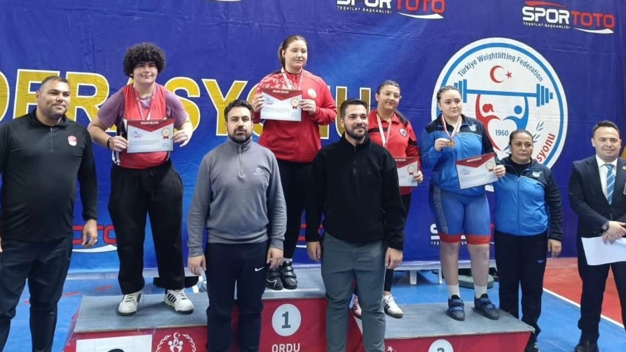 Burdurlu Halterci Elanur Çelik, Ordu'daki Turnuvada Türkiye İkincisi Oldu