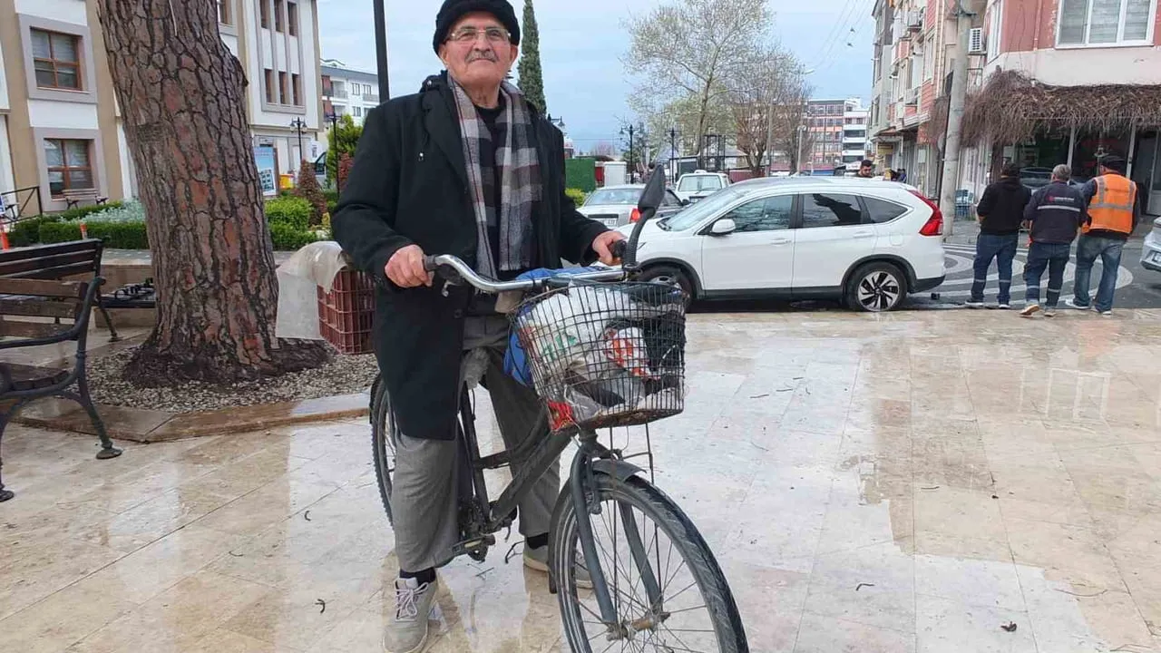 Burhaniye’de 81 yaşındaki Hüseyin Kocabıyık 55 yıldır bisikletle yaşamını sürdürüyor