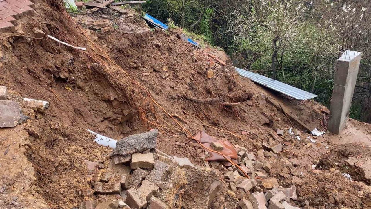 Bursa Çekirge'de toprak kayması: Yoğun yağış sonrası 59 yaşındaki kadın mahsur kaldı, ekipler tahliye etti
