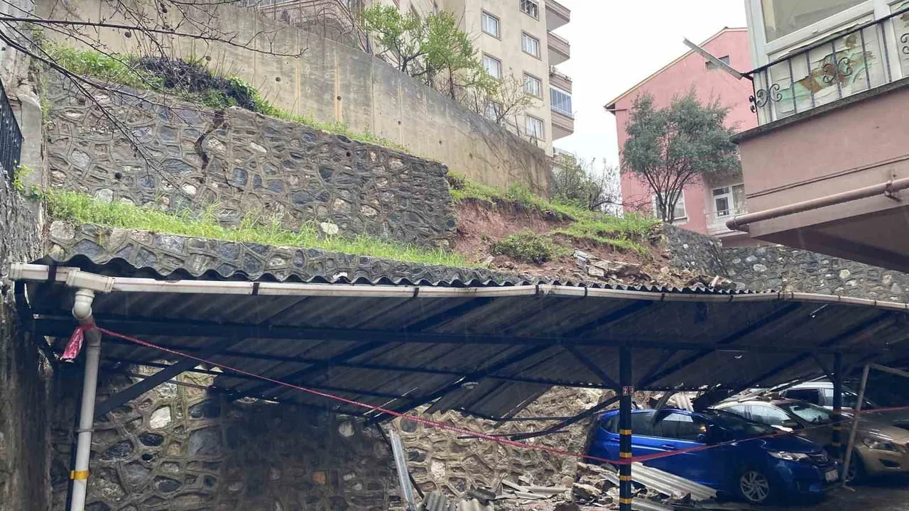 Bursa Çekirge Mahallesi'nde İstinat Duvarı Çöktü, 3 Otomobil Ağır Hasar Gördü