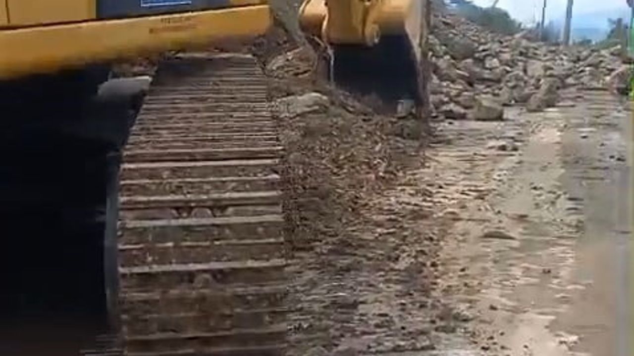 Bursa'da Gemlik–Mudanya sahil yolu Kurşunlu Mahallesi'nden itibaren heyelan nedeniyle kapandı