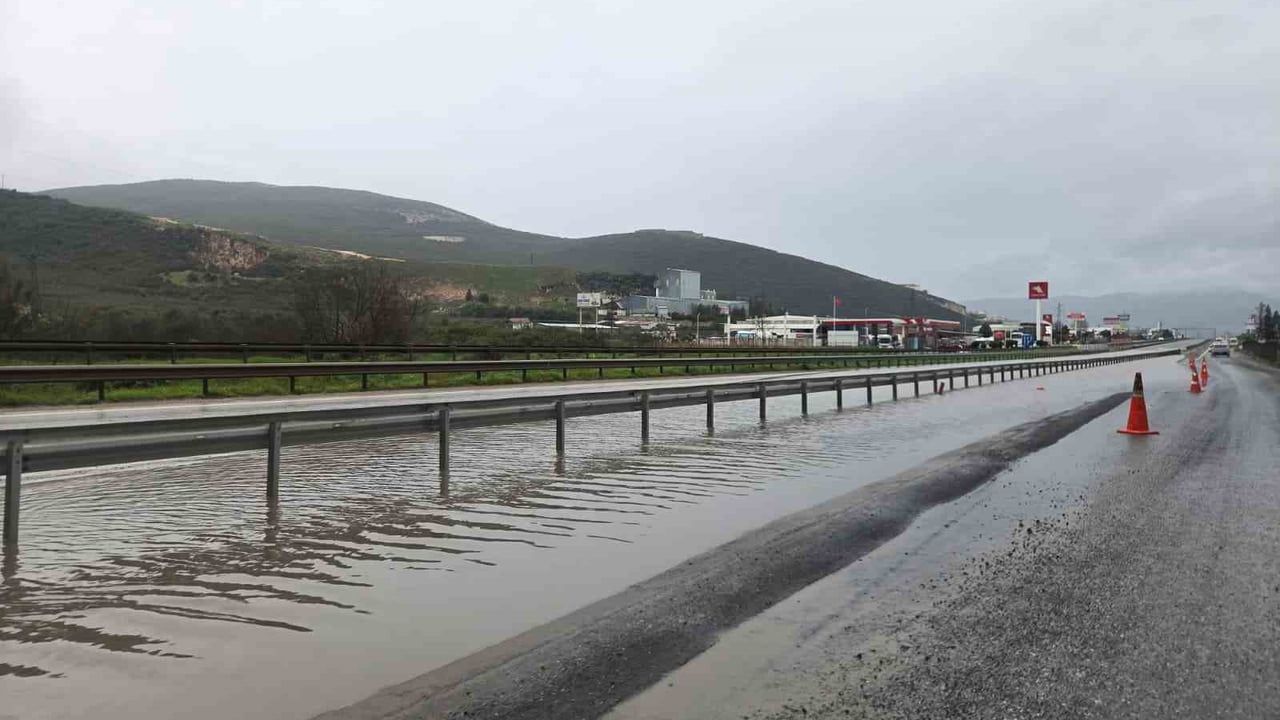 Bursa'da Gemlik-Orhangazi kara yolunda su birikintisine giren otomobil çekiciyle kurtarıldı