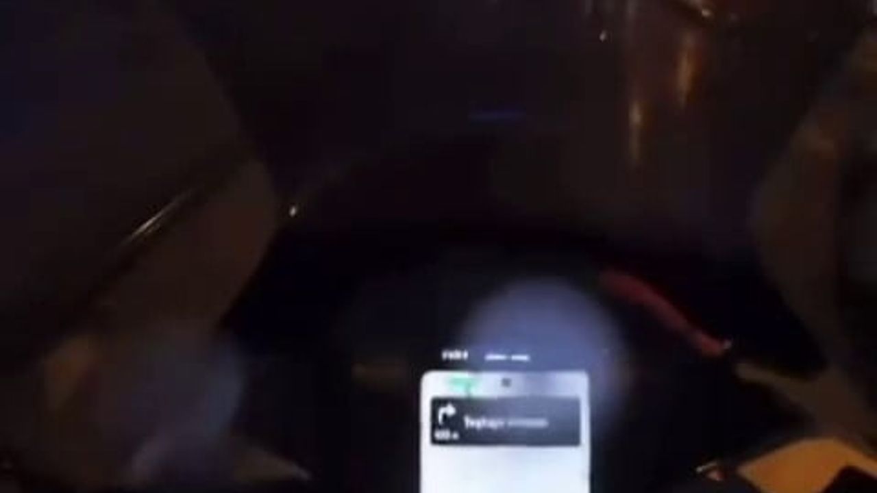 Bursa'da tramvay hattındaki çukura giren motosiklet sürücüsü devrildi