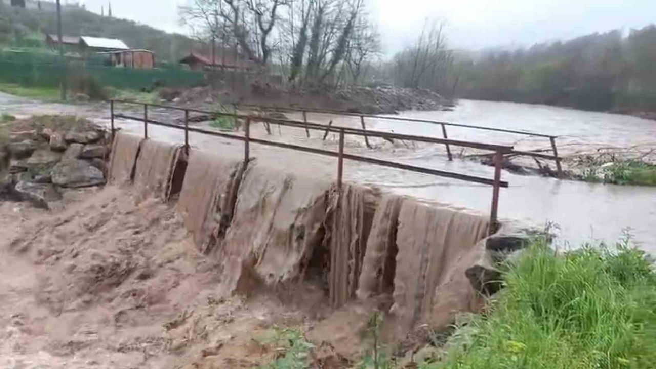 Bursa Gemlik'te Muratoba-Katırlı Köprüsü Yoğun Yağış Nedeniyle Ulaşıma Kapandı