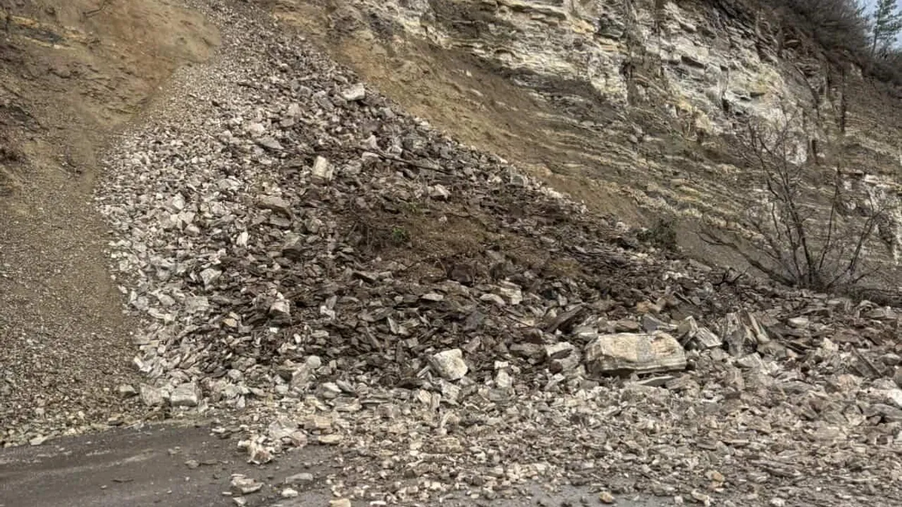 Bursa İnegöl'de heyelan Gülbahçe Mahallesi yolunu kapattı