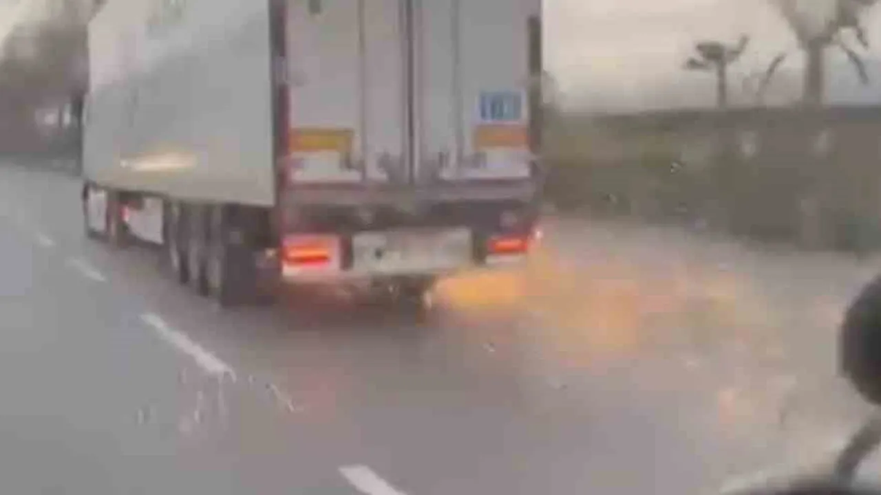 Bursa Kestel'de TIR kaldırıma çarpıp aydınlatma direğini devirdi; sürücü olay yerinden ayrıldı