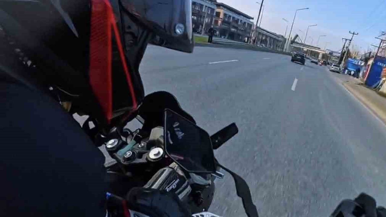 Bursa Nilüfer'de Şerit Değişikliği Sonrası Motosiklet Çarpışması — Kaza Kask Kamerasında