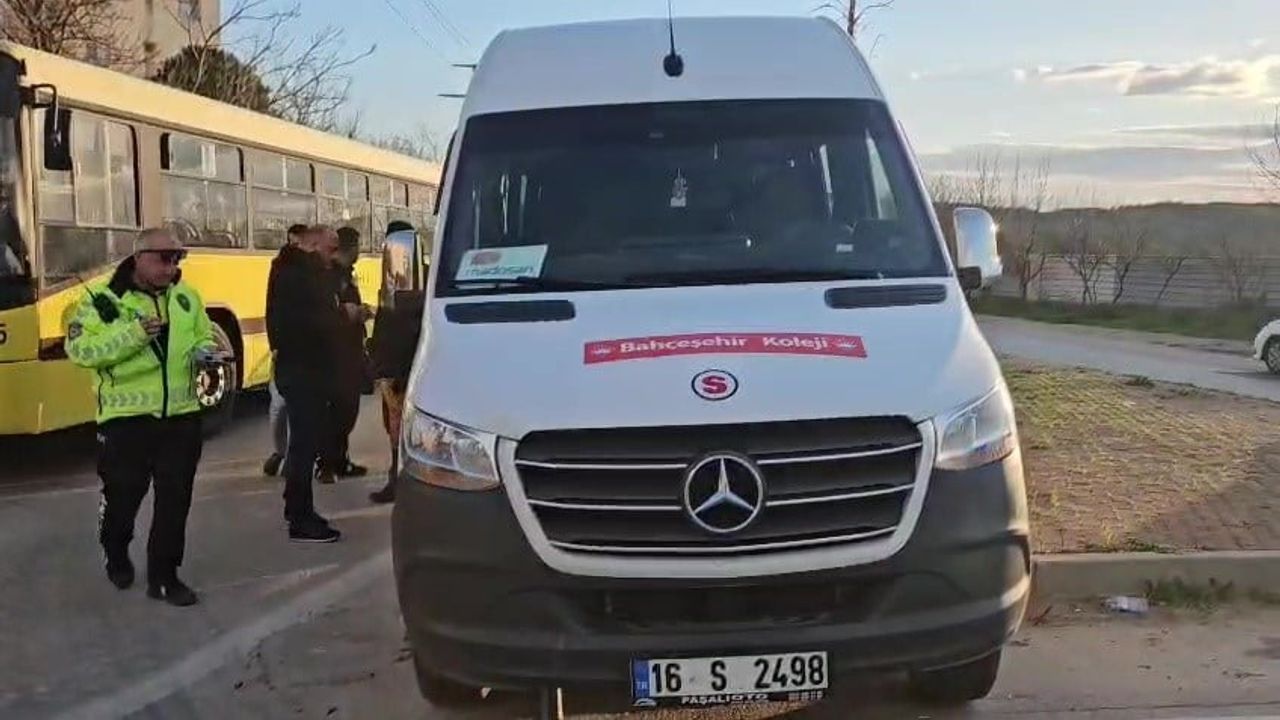 Bursa Nilüfer'de Servis Şoförü Tansiyon Düşmesi Sonucu Kaldırıma Çıktı