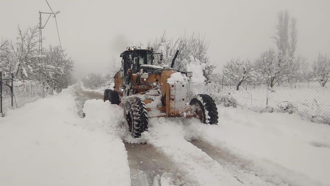 Bursa'nın yüksek kesimlerinde karla mücadele sürüyor: 14 mahalle yolu açıldı