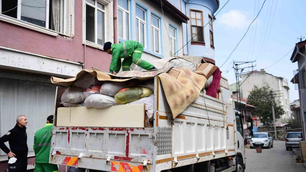 Bursa Osmangazi'de mahkeme kararıyla temizlenen çöp evden 4 kamyon atık çıkarıldı