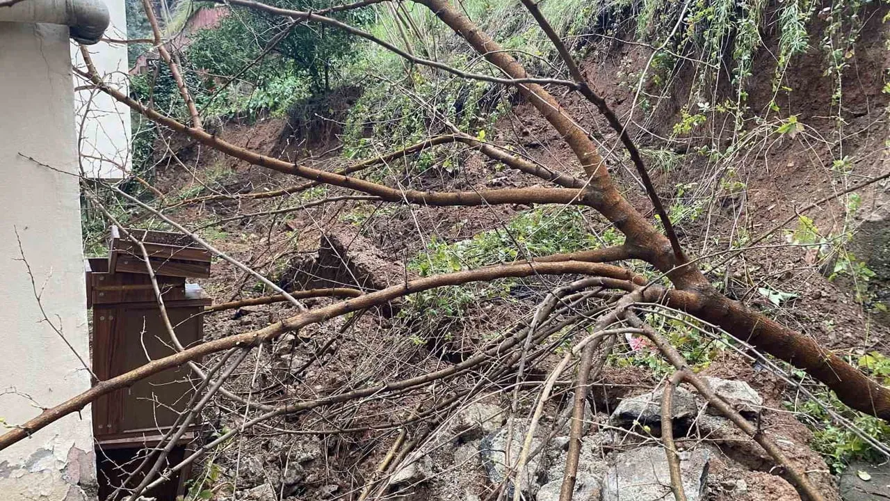 Bursa Osmangazi'de yağış sonrası istinat duvarı çöktü