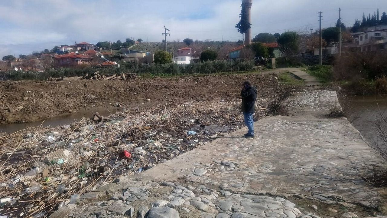 Büyük Menderes yükseldi, Sarıkemer'de tarihi Taşköprü sular altında kaldı