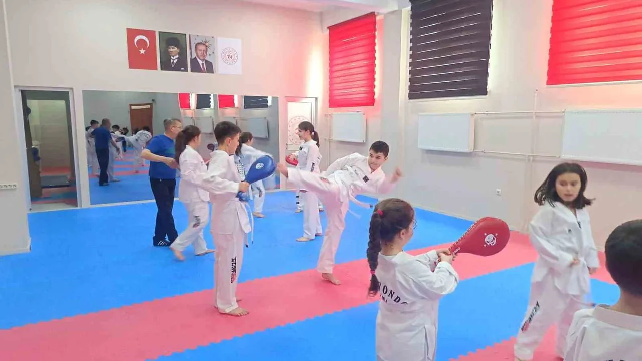 Çamlıca Kemal Unakıtan Spor Salonu’nda Taekwondo Eğitimi: Gençlere Teknik ve Disiplin Odaklı Antrenmanlar