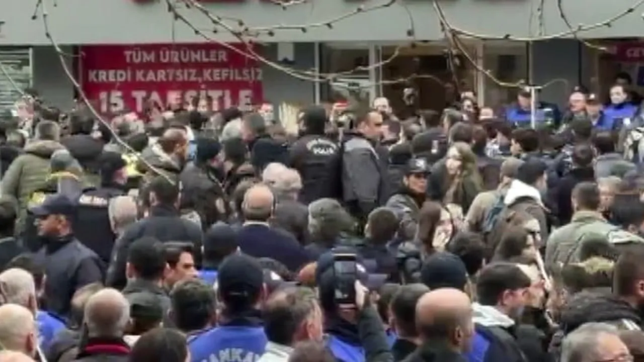 Çankaya'da Başkan Güner'in Açıklaması Sırasında Gerginlik: Polis Müdahalesiyle Sona Erdi