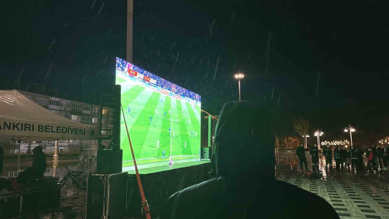 Çankırı'da yağmur altında A Milli Futbol Takımı'na destek