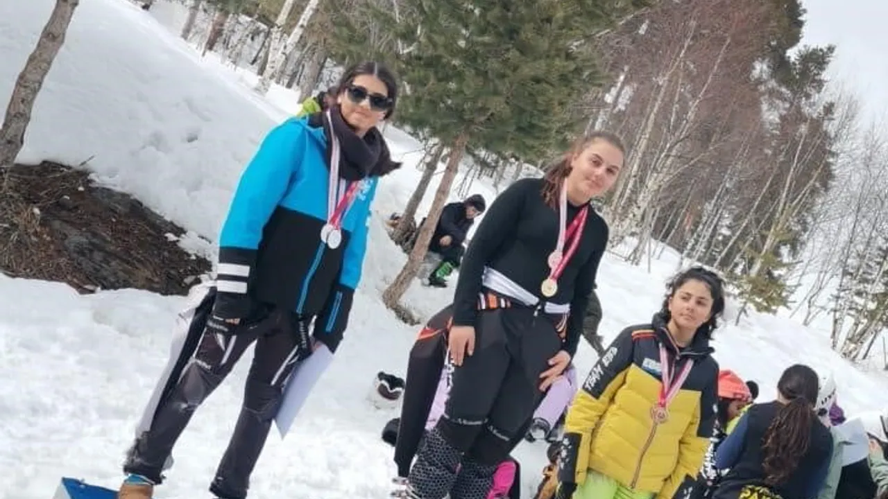 Cansu İkra Akçay, Sarıkamış'ta Türkiye Şampiyonalarında Slalom ve Kombinede Zirveye Çıktı