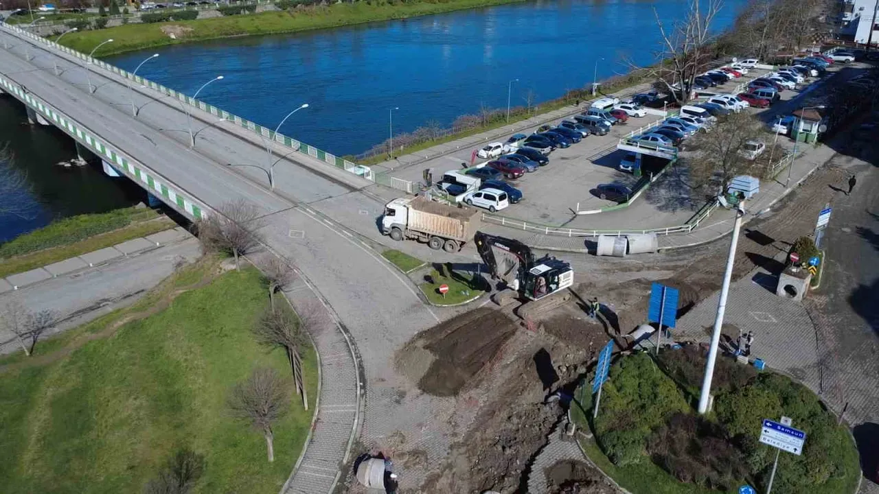 Çarşamba'da Ali Fuat Başgil Köprüsü altyapı çalışmaları nedeniyle araç trafiğine kapatıldı