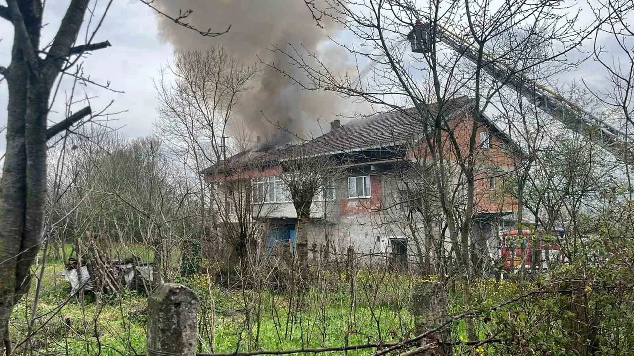 Çaycuma Perşembe'de iddia edilen doğalgaz patlaması sonucu ev yangını; patlama anı amatör kamerada