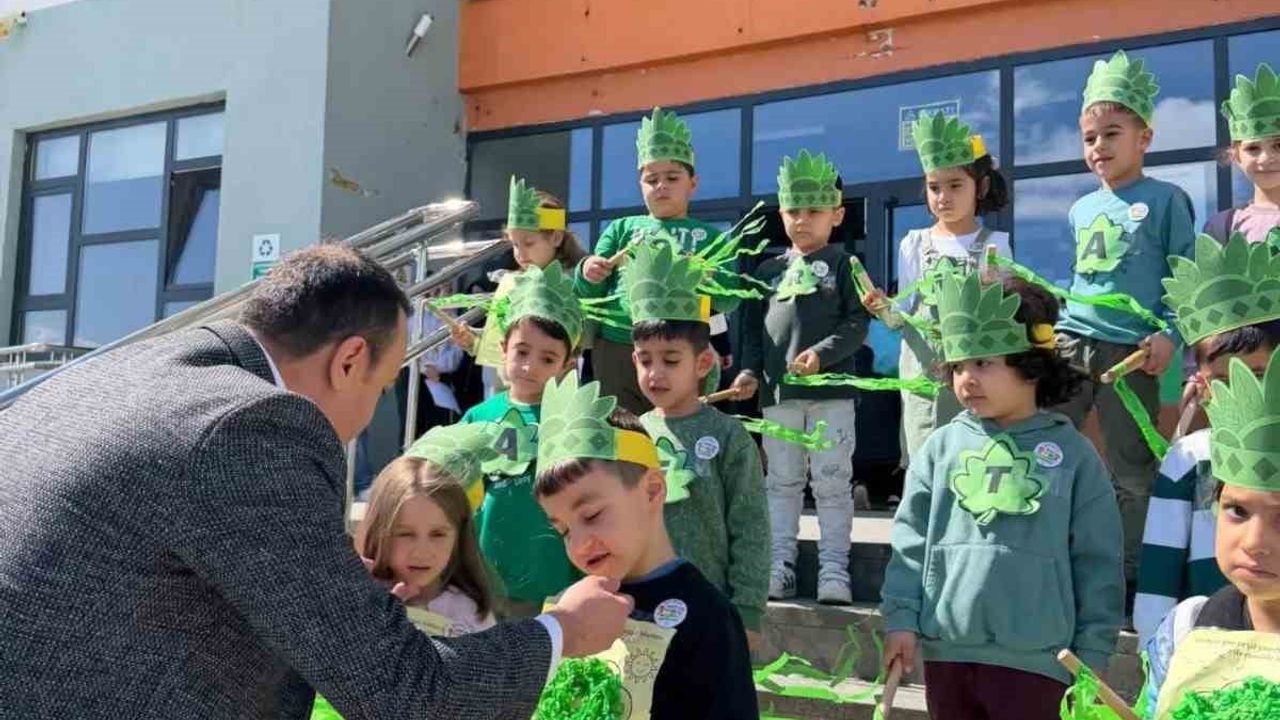 Çelikhan Kaymakamı Özgür Pelvan, Pınarbaşı Ortaokulu'nda Öğrencilerle Fidan Dikti