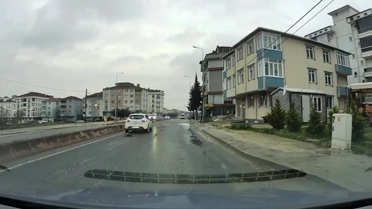 Çerkezköy'de aracın altından çıkan kedi araç kamerasına yansıdı