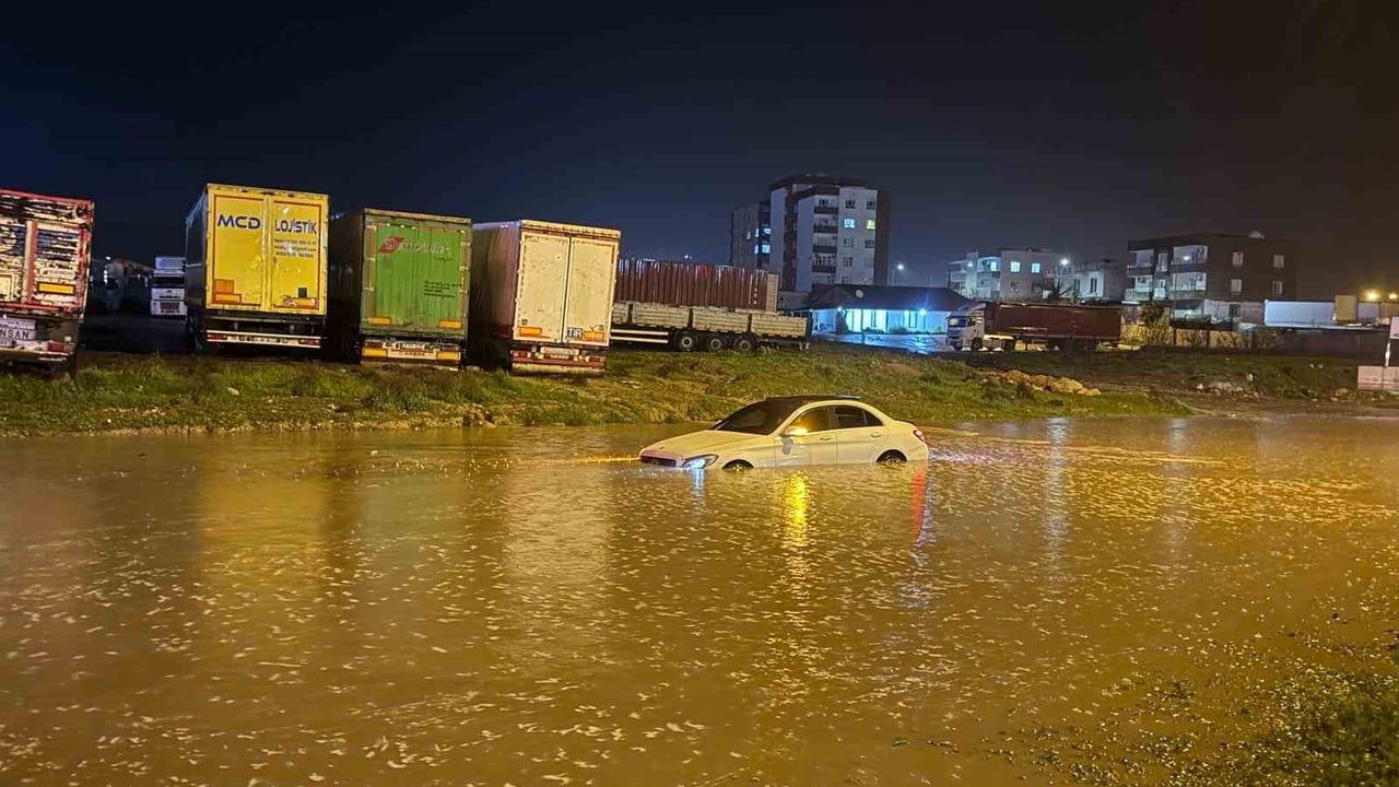 Cizre'de şiddetli sağanakta mahsur kalan 3 kişi itfaiye tarafından kurtarıldı