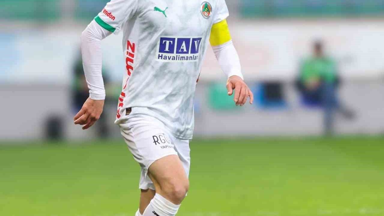 Corendon Alanyaspor Kaptanı Efecan Karaca Burun Ameliyatı Geçirdi